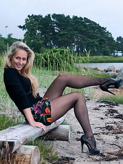 Amateur women flashes their pantyhose in public